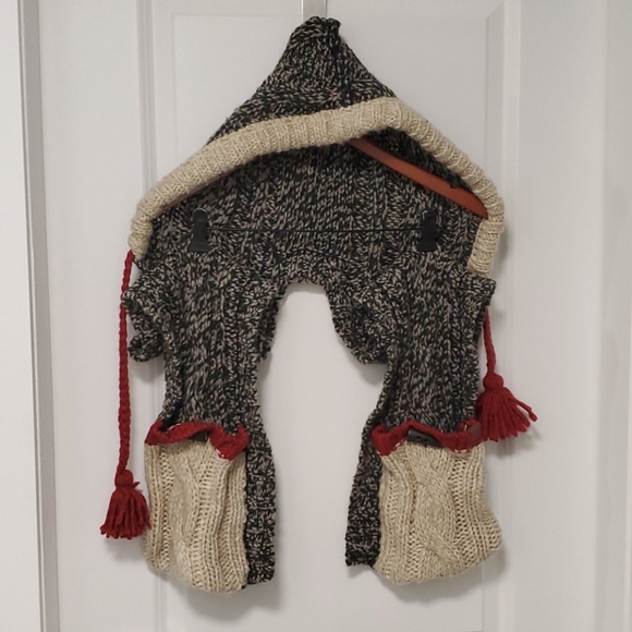 ROOTS sweater mitten scarf